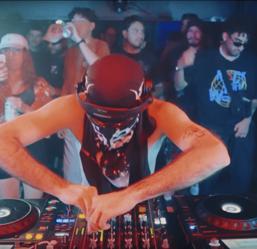 Lukrø tocando en su debut en Chile.