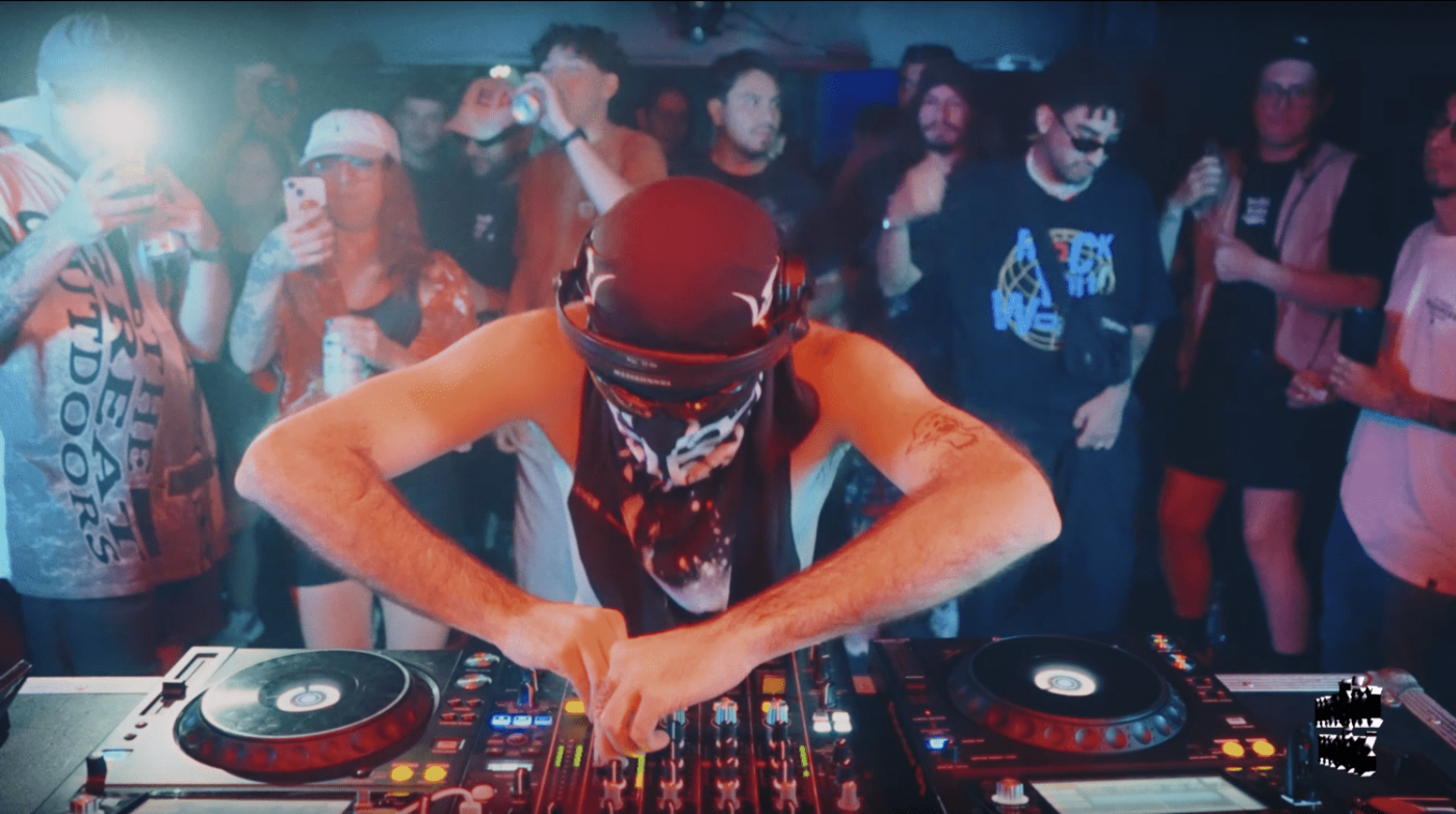 Lukrø tocando en su debut en Chile.