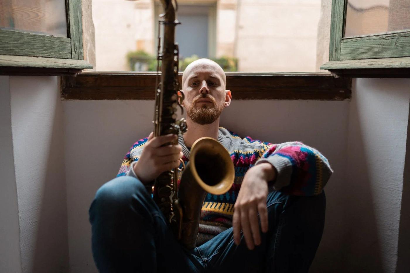 DJ Pillows es el saxofonista y compositor Andrew Baker.